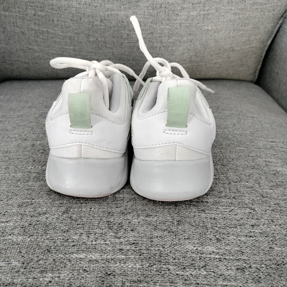 Nike Legend Essential Women's Sneaker Shoe Limited Edition White - Picture 3 of 7